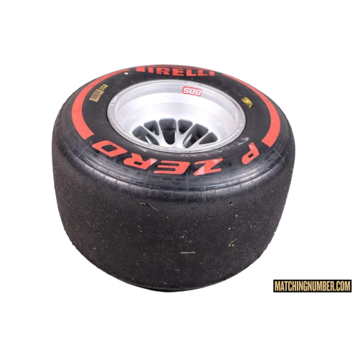 Pneumatico Formula 1 con cerchio BBS Pirelli P Zero rosso